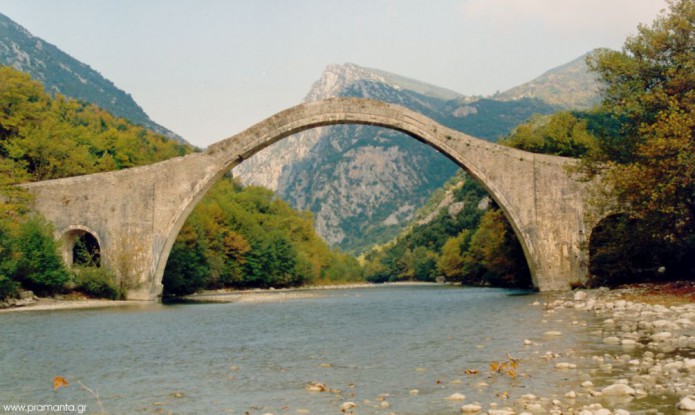Η γέφυρα της Πλάκας πριν την καταστροφή