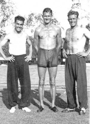 Ολυμπιακοί Αγώνες 1936 στο Βερολίνο. Από αριστερά, ο Γιάννης Σκιαδάς, ο Αμερικανός ολυμπιονίκης Forrest Grady Towns και ο θρυλικός Χρήστος Μάντικας