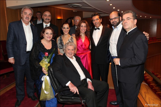 Οι συντελεστές της συναυλίας με τον Μίκη Θεοδωράκη, τον Αθανάσιο Κ. Θεοδωρόπουλο, Πρόεδρο της ΕΛΣ, και τον Μύρωνα Μιχαηλίδη, Καλλ. Δτνή της ΕΛΣ
