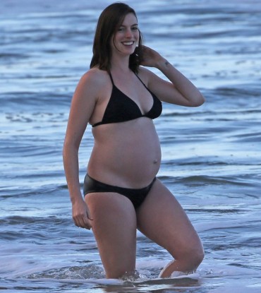 EXCLUSIVE: ** PREMIUM EXCLUSIVE RATES APPLY ** A bikini clad and pregnant Anne Hathaway takes a sunset dip in the ocean with her husband Adam Shulman while vacationing in Hawaii. Photographs taken January 3rd 2016 Pictured: Anne Hathaway Ref: SPL1203185  050116   EXCLUSIVE Picture by: Splash News Splash News and Pictures Los Angeles:310-821-2666 New York:	212-619-2666 London:	870-934-2666 photodesk@splashnews.com 