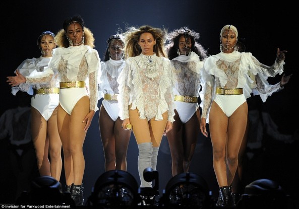 339B0EB200000578-3563032-Back_on_the_road_Beyonce_kicked_off_her_Formation_World_Tour_in_-a-21_1461830876510