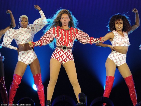 339B854A00000578-3563032-Bevy_of_beauties_As_usual_Queen_Bey_was_accompanied_by_some_equa-a-6_1461830220266