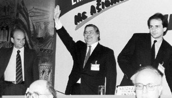 Ο Μιλτιάδης Έβερτ χαιρετίζει τους σύνεδρους, ως πρόεδρος της ΝΔ το 1994