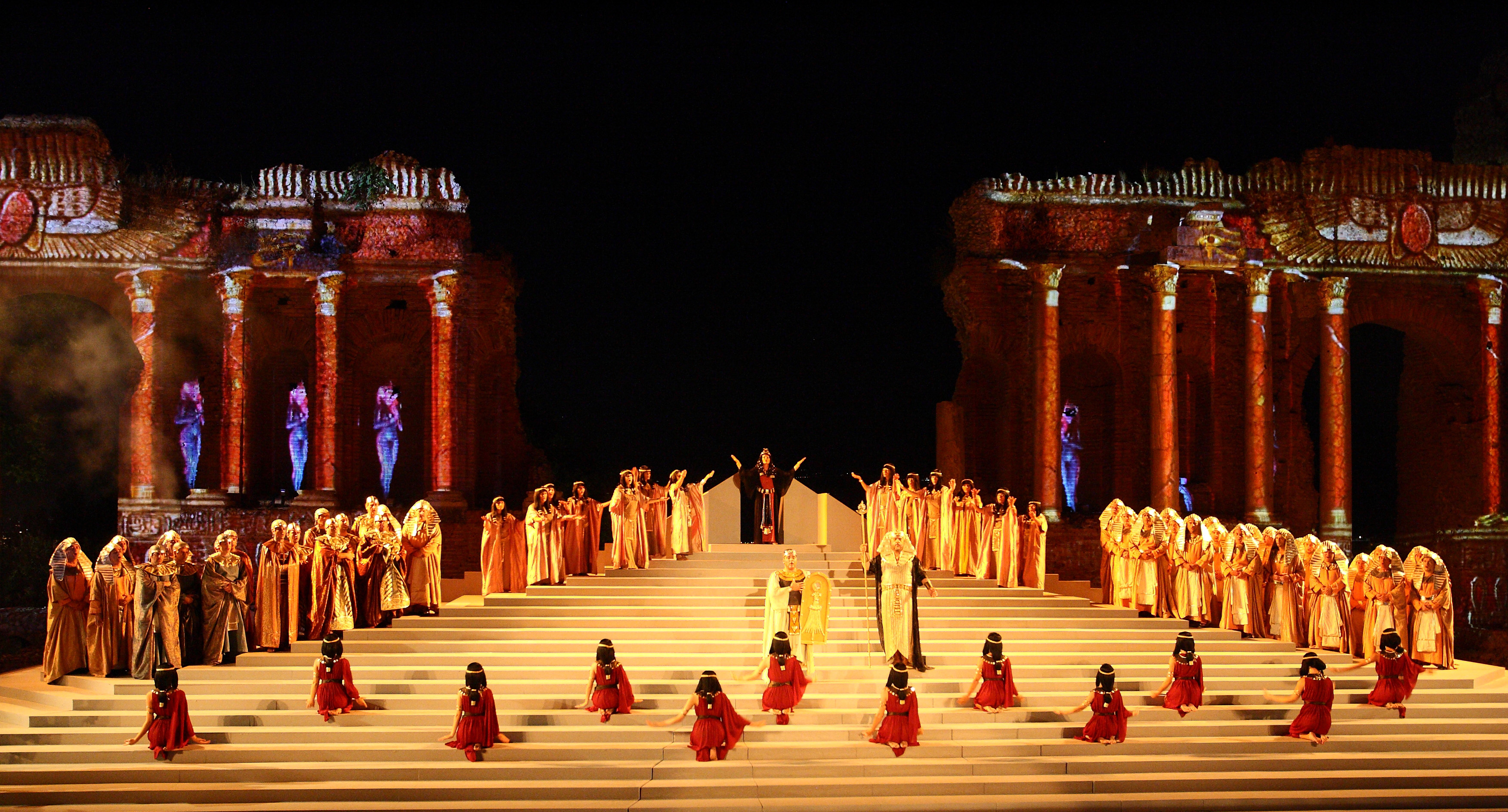Трио в опере 6 букв. Театр древней Греции хор.