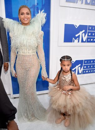 37AA111E00000578-3755431-Tutu_cute_Beyonce_brought_daughter_Blue_Ivy_as_her_date_to_the_M-a-51_1472425634223