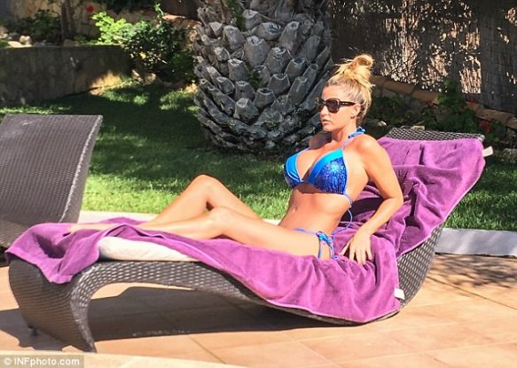 37C0E98C00000578-3767098-Tan_tastic_Soaking_up_the_sunshine_Katie_got_to_work_on_her_tan_-m-223_1472650389324