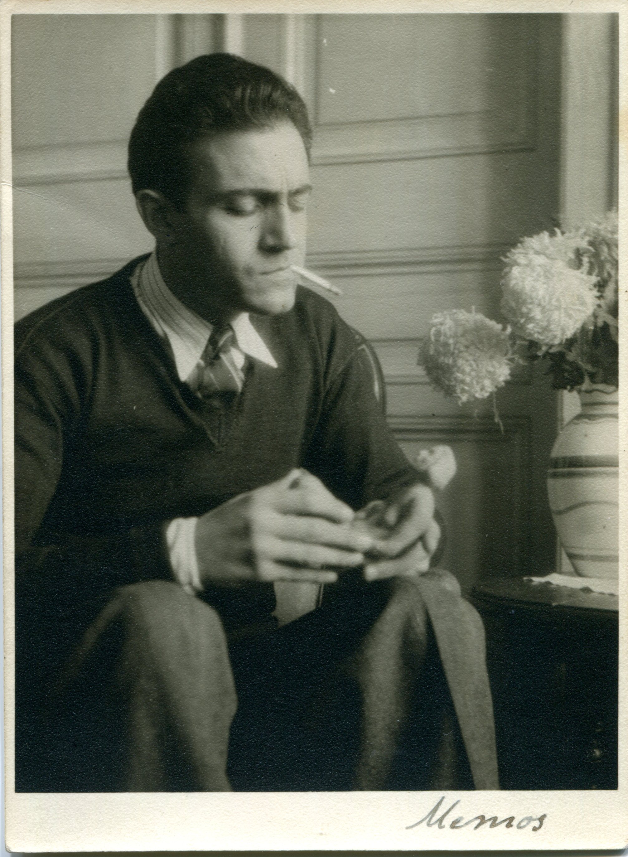 Ο Μέμος Μακρής λίγο πριν φύγει για το Παρίσι, 1945