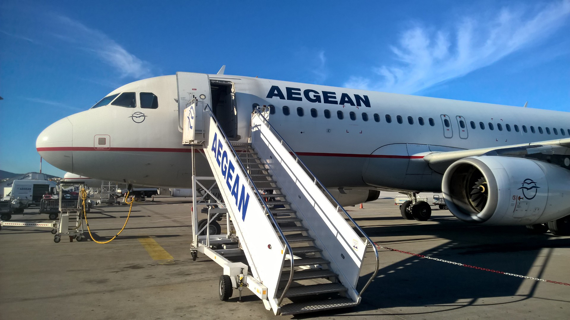 Ближайший авиарейс. Авиакомпания Греции Aegean Airlines. Aegean Airlines самолеты. Греческие авиалинии Aegean Airlines а320. Самолет в Грецию Aegean.