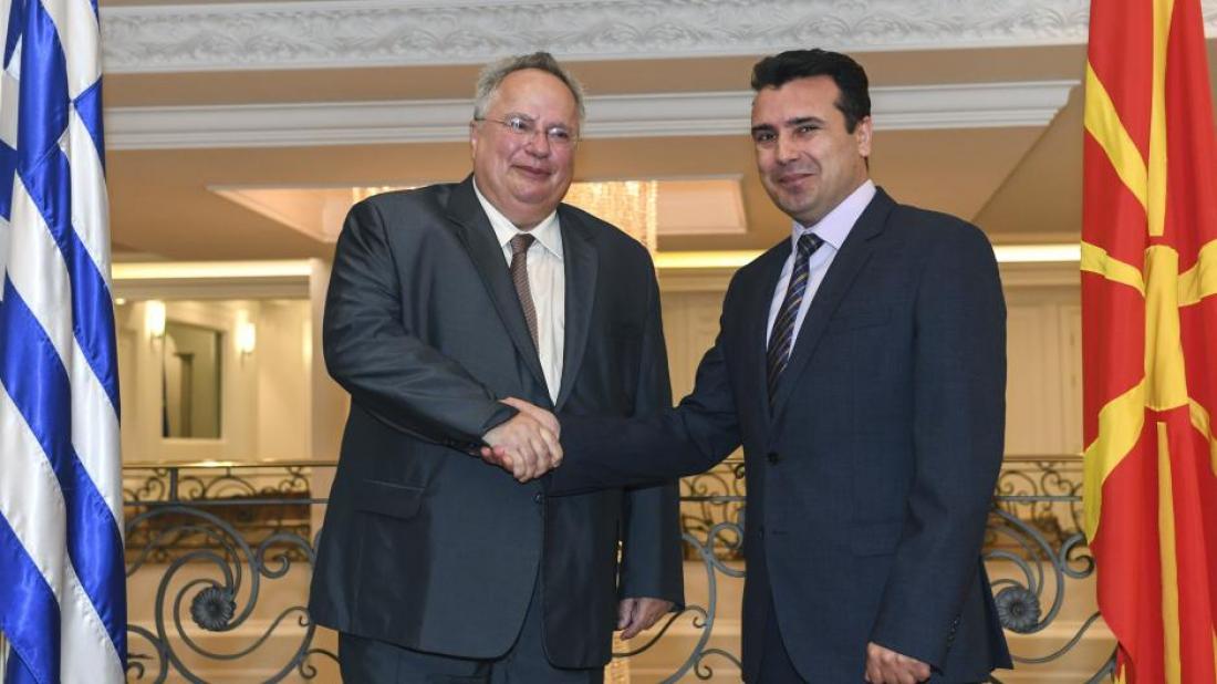 O υπουργός Εξωτερικών της Ελλάδας Νίκος Κοτζιάς με τον πρωθυπουργό της πΓΔΜ