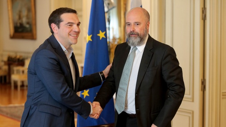Ο πρωθυπουργός Αλέξης Τσίπρας και ο πρόεδρος του ΙΣΝ Ανδρέας Δρακόπουλος