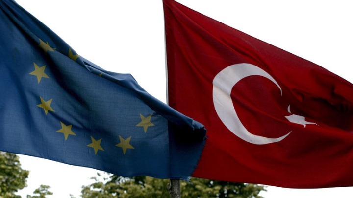 οι σημαίες της ΕΕ και της Τουρκίας